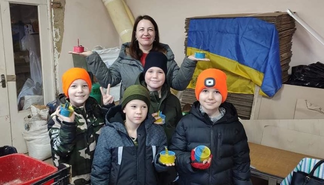 Чернівецька гімназія відправила на фронт майже 50 тисяч окопних свічок